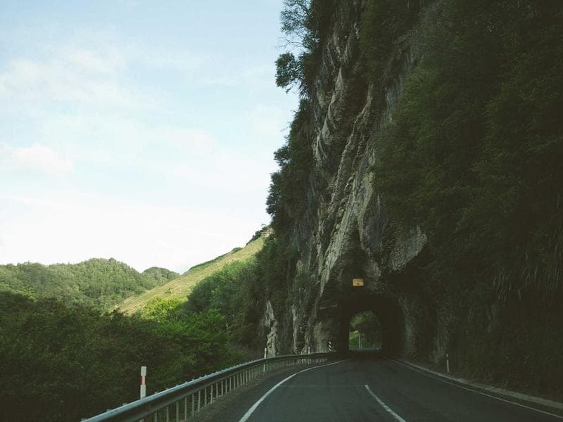 أثر الحاكمية المؤسسية في تعزيز الرشاقة الاستراتيجية في البنوك التجارية السعودية